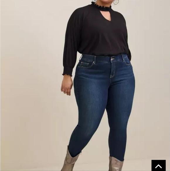 Torrid Textured Jersey Choker Neck Smocked Bottom Top Deep Black Size 3X - Picture 2 of 5